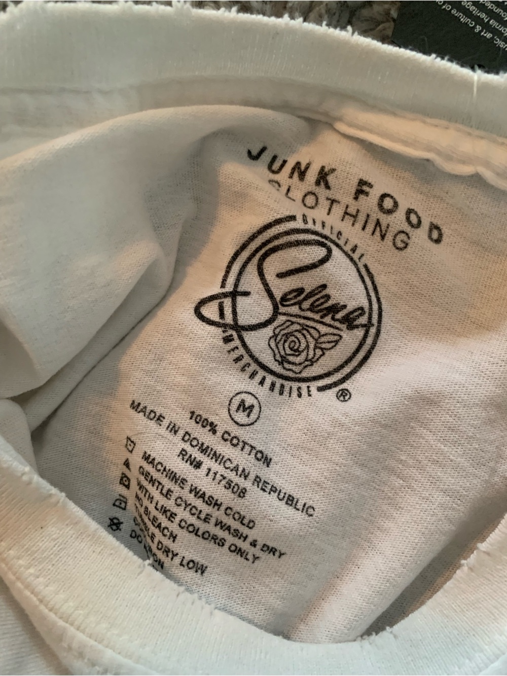 Junk Food Clothing distressed Selena com la flor tshirt Medium, NWT - Picture 5 of 5